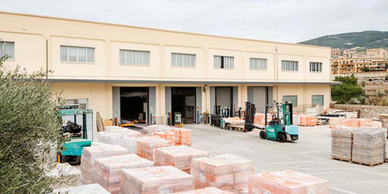 Area esterna dello stabilimento ceramico di Portici con materiali pronti per la spedizione